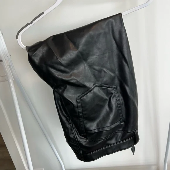 BNWT Abercrombie Curve Love Vegan Leather 90s Straight Pants size 35 Long - Picture 3 of 3